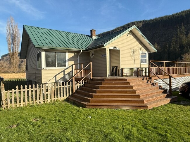 Primary Photo - Home on South Skagit Highway