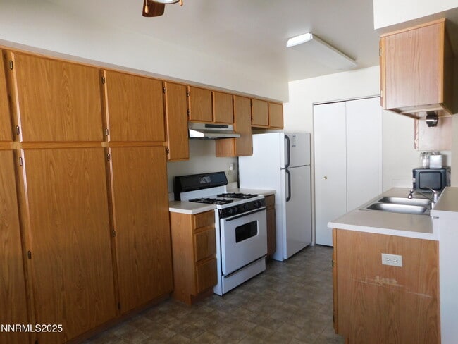 Building Photo - 240 Serpa Pl