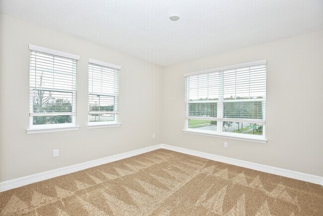 Building Photo - Beautifully Appointment 3/2 Modern Townhom...