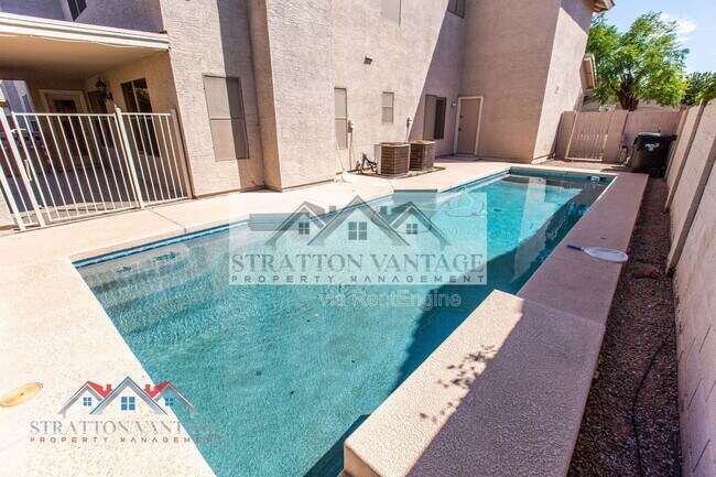 Building Photo - 960 E Constitution Dr