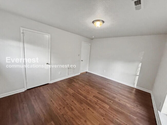 Building Photo - 248 Foxglen Rd