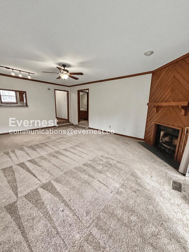 Building Photo - Spacious Condo with 2 bed / 2 bath / Pet Friendly / Available Now!