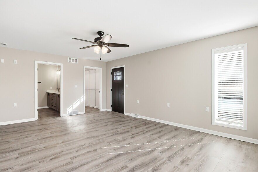 Building Photo - 6582 Lakeside Rd