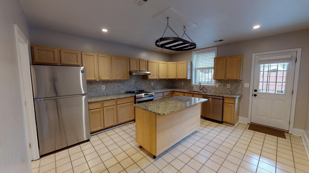Building Photo - Stunningly renovated Bloomingdale townhous...