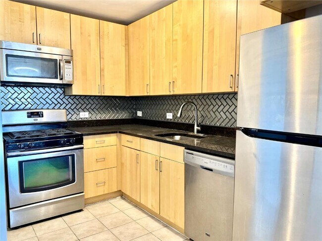 Building Photo - 210 N 17th St