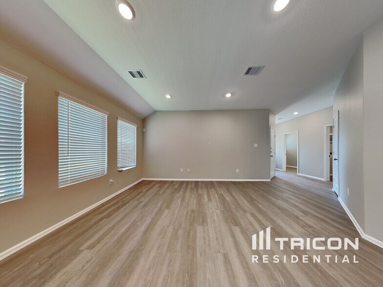 Building Photo - 10487 Pineland Dr