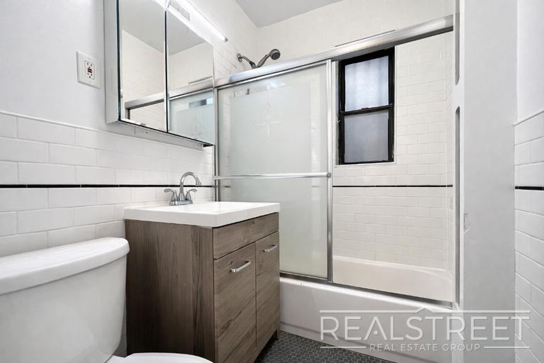 Building Photo - Renovated Giant Prewar 1 bedroom in Brooklyn Heights!
