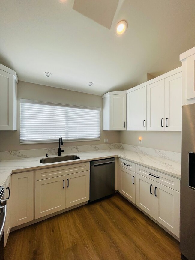 Building Photo - Amazing renovated 4 bedroom 2 full bath si...