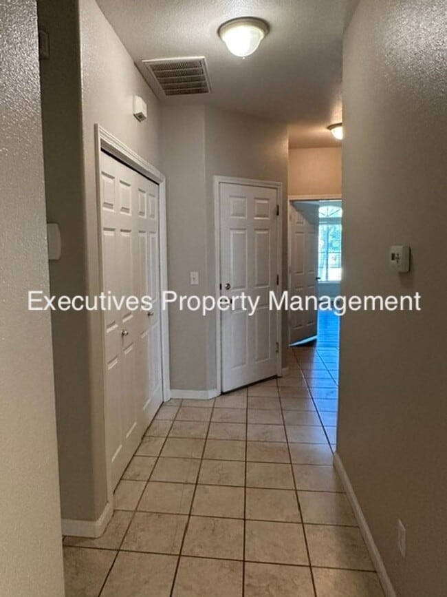 Building Photo - 654 Gateway Dr
