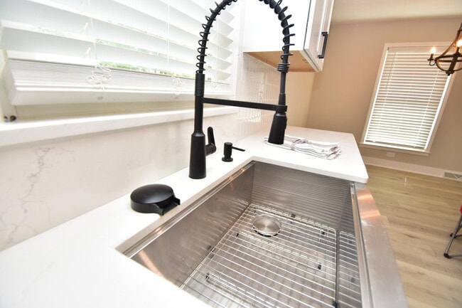 Building Photo - 3805 Wedgewood Ct