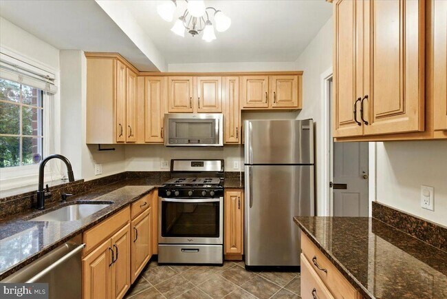 Building Photo - 1006 Valley Dr