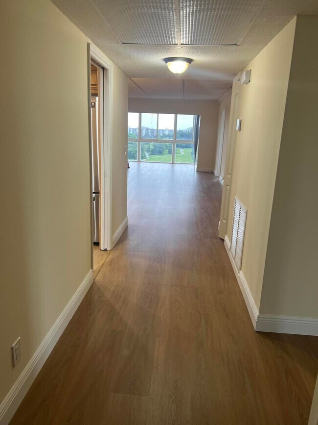 Building Photo - 3300 N Palm Aire Dr