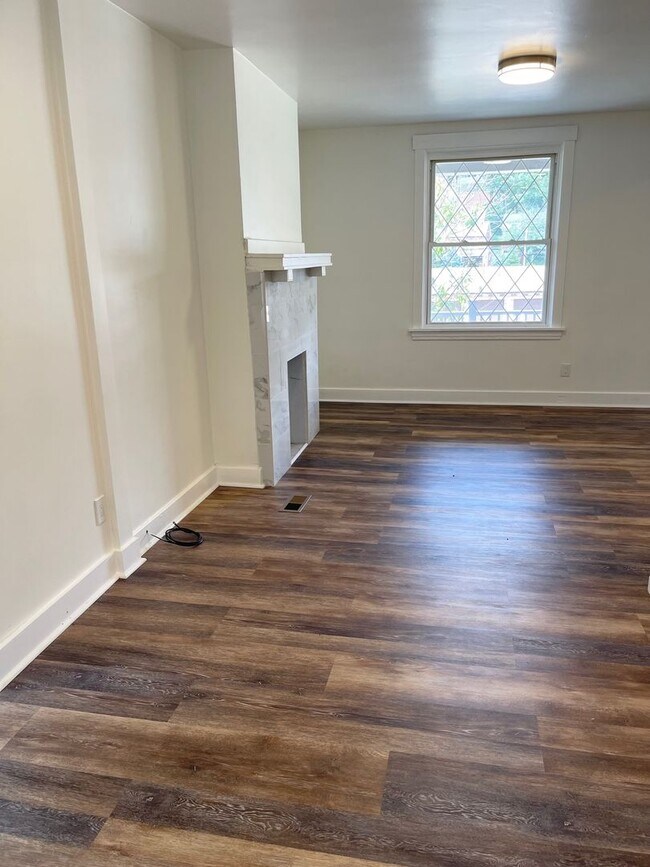 Building Photo - Entirely Remodeled 3 Bedroom, 1 Bathroom i...