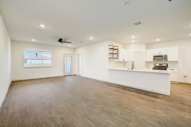 Building Photo - 131 Big Sandy Creek Dr