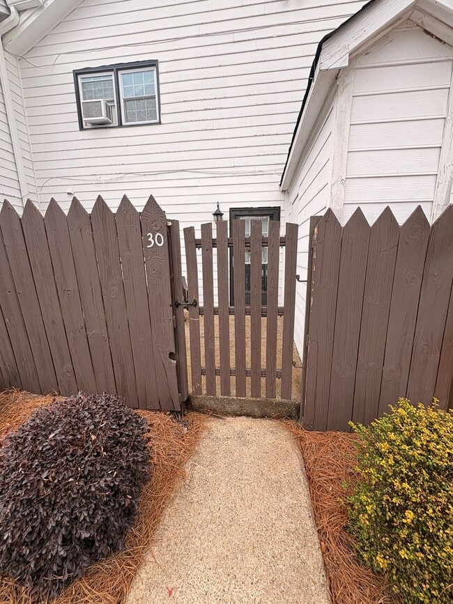 Building Photo - JAMESTOWN #30 | 2B/2.5B PRELEASING