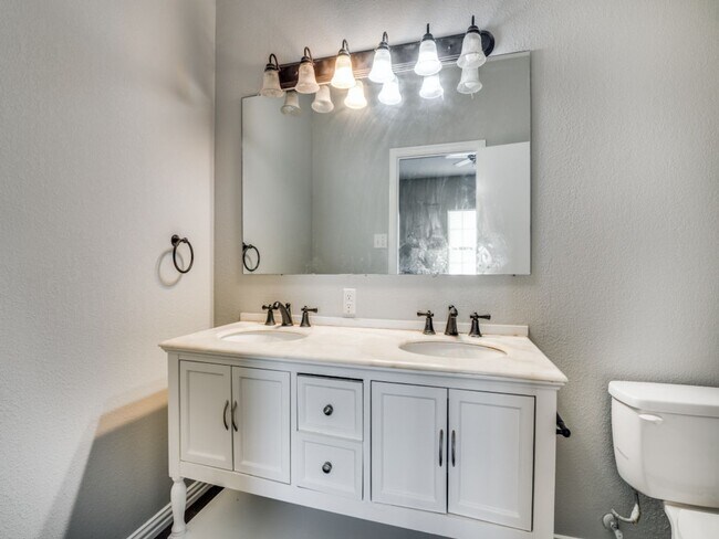 Building Photo - Jewel St- Duplex