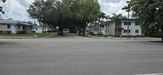 Building Photo - 3915 Ponce de Leon Blvd