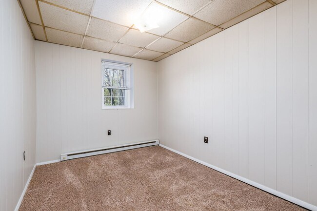 Building Photo - 480 Spruce Hollow Rd