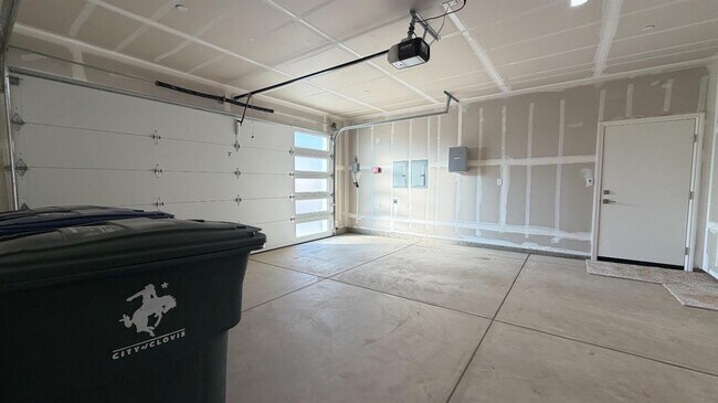 Building Photo - 2173 N Renn Ave