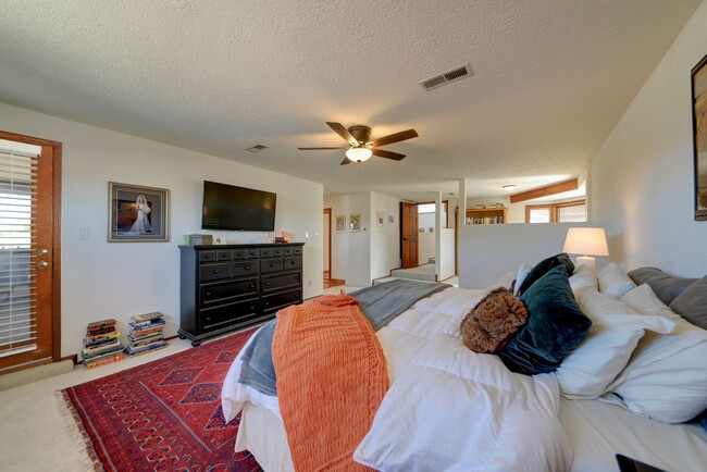 Building Photo - Stunning 4-Bedroom Albuquerque Foothill Ho...