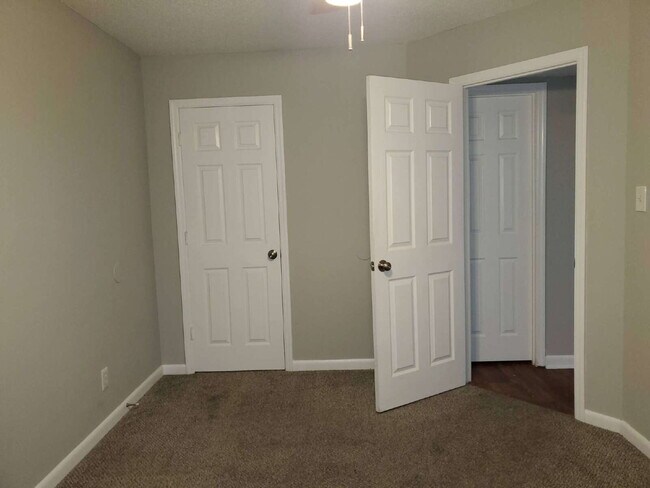 Building Photo - Section 8 welcome "Cozy 2-Bedroom Apartmen...