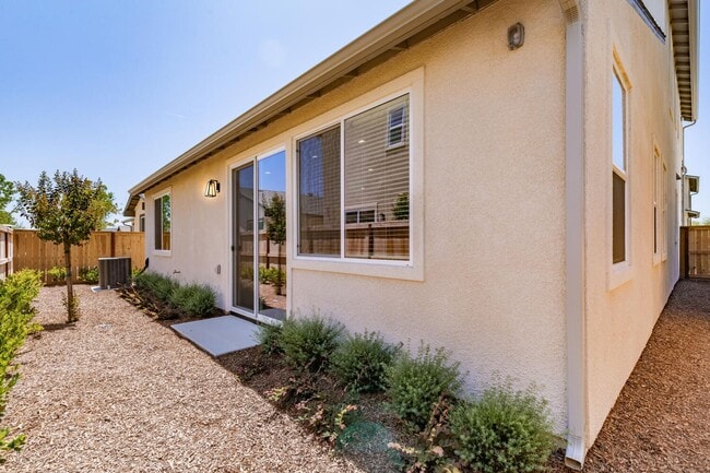 Building Photo - New Tesoro Viejo home with 3 bedrooms, 3 b...