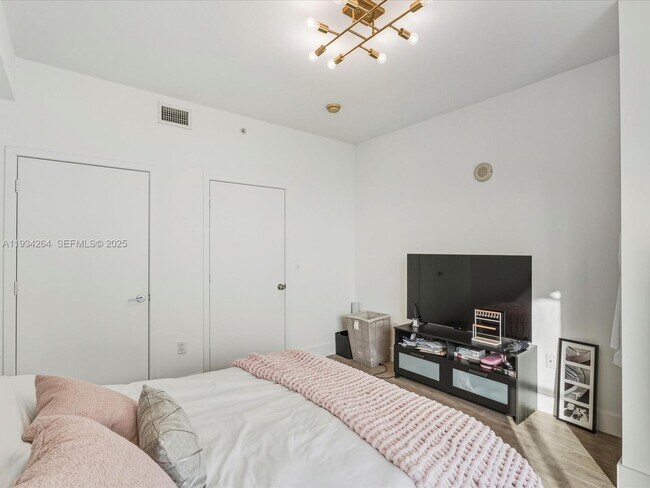 Building Photo - 1111 SW 1st Ave