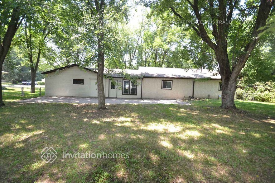 Building Photo - 10905 Irwin Ave S