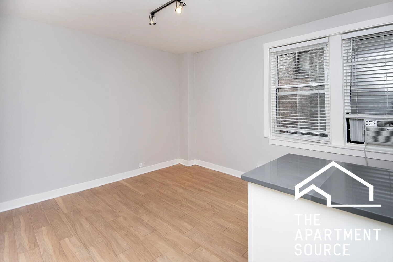 Building Photo - 511 W Belmont Ave