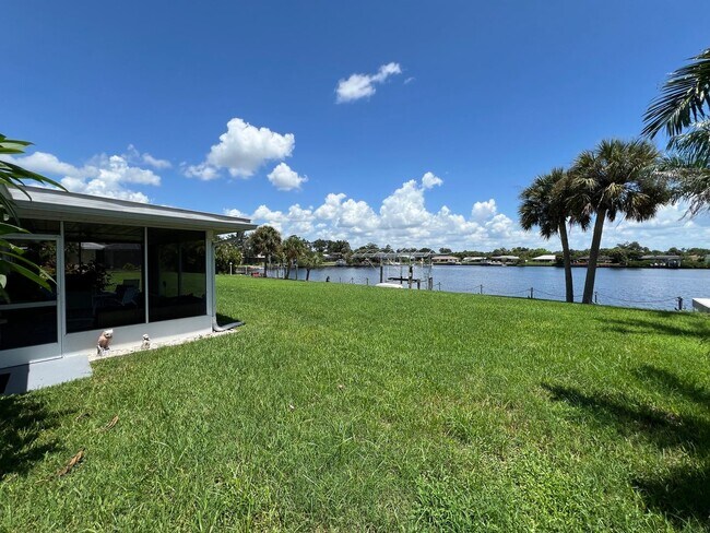 Building Photo - $3,300/month ** Short Term / Seasonal - Furnished ** 2 Bed / 1.5 Bath - Lakefront ** Single Famil...