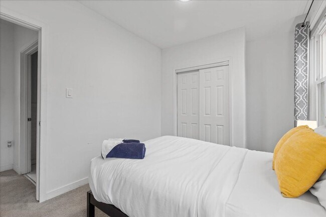 Building Photo - Renovated 3-bed, 2.5-bath house in Heart o...