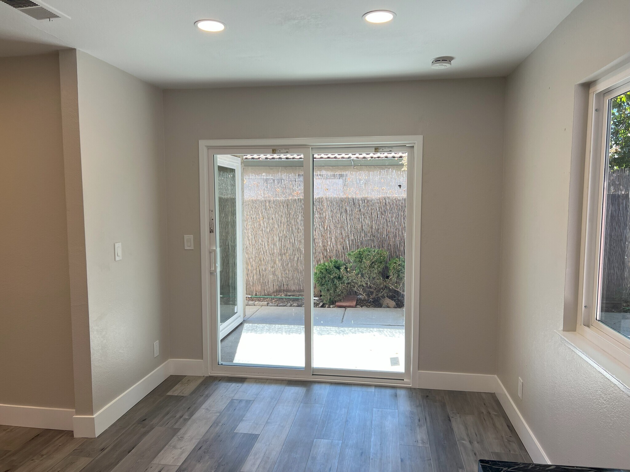 Dining area with new dual pane sliding door! - 5181 Oxbow Ct