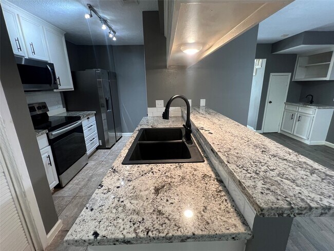 Building Photo - 6700 Richardson Rd