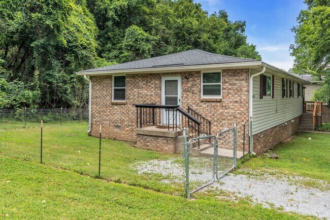 Building Photo - AVAILABLE JULY 10TH. 2 Bed 1 bath FOR LEASE in South Inglewood (East Nashville). $1750 Rent. Pets...