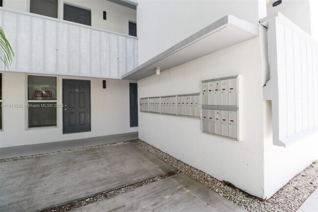 Building Photo - 3071 SW 27th Ave