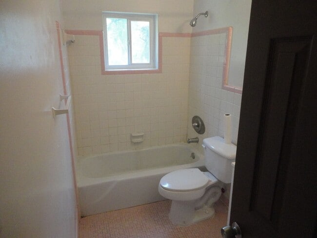 Building Photo - Nice 4 bedroom/2 Bathroom home
