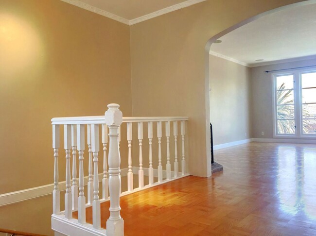 Building Photo - 2 Bed, 1.5 Bath, 2 Car Parking - Top Floor...