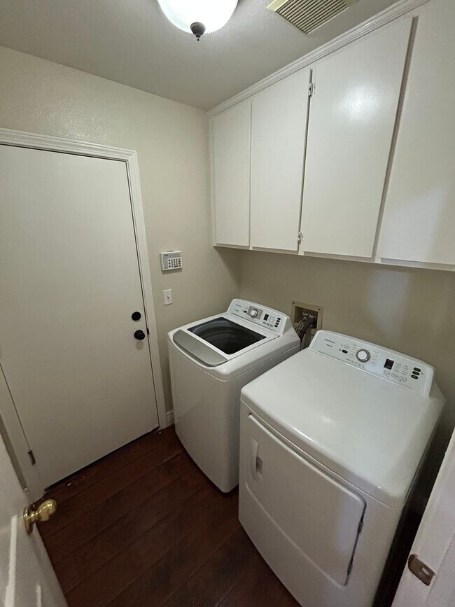 Building Photo - Spacious 4 Bed 3 Bath Home in Garin Community