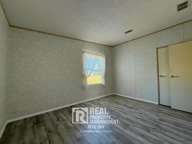 Building Photo - 5641 Columbia Dr