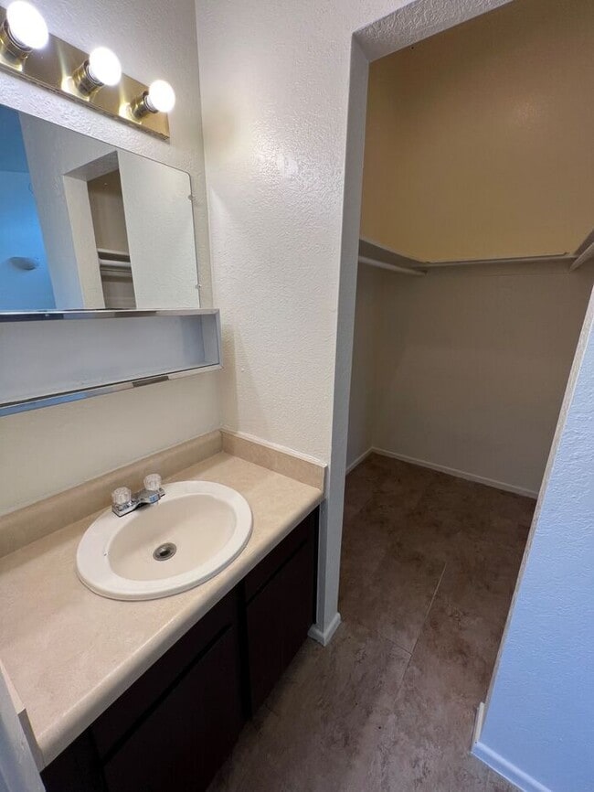Building Photo - LOFT FOR RENT