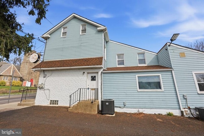 Building Photo - 7909 Oxford Ave