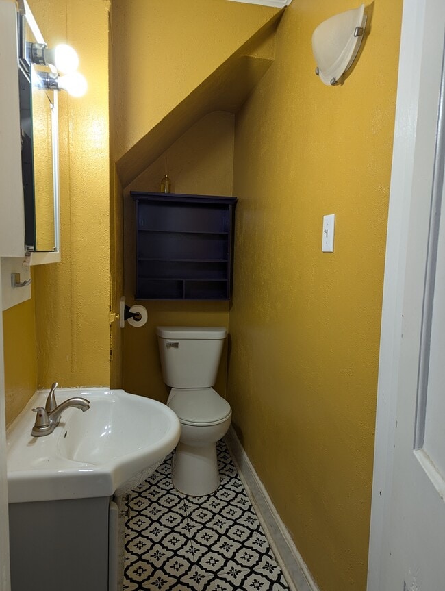 Building Photo - 828 E Thomas St