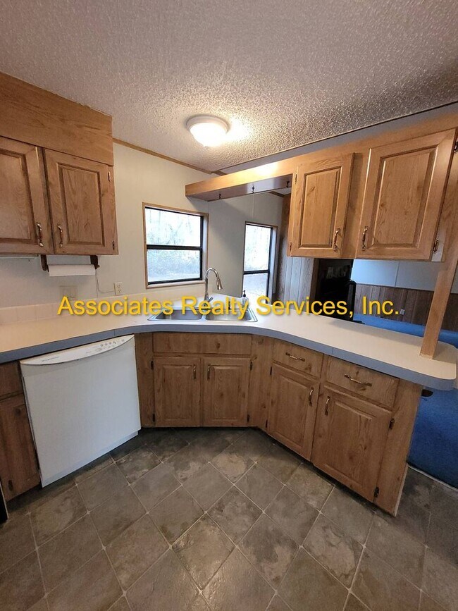 Building Photo - Cute Country Home on 2 acres!