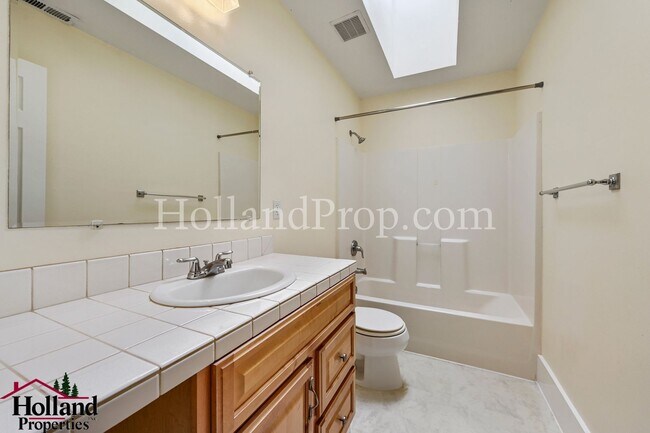 Building Photo - Great, Spacious & Inviting Home in the Heart of Milwaukie! Move-in Special DISCOUNT of $200!!!