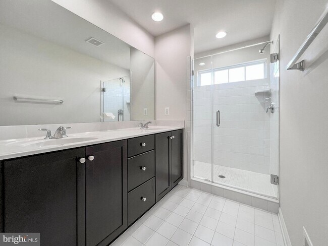 Building Photo - 439 Foxglove Way