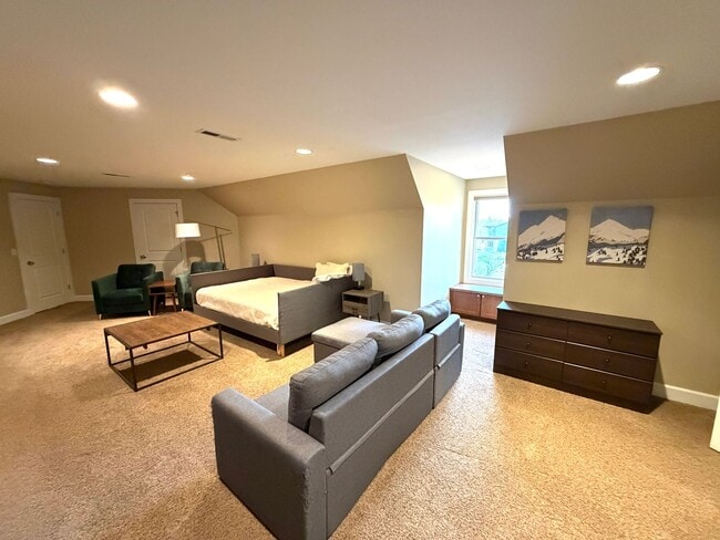Building Photo - Absolutely Stunning, 6-Bed 3.5 Bath Execut...