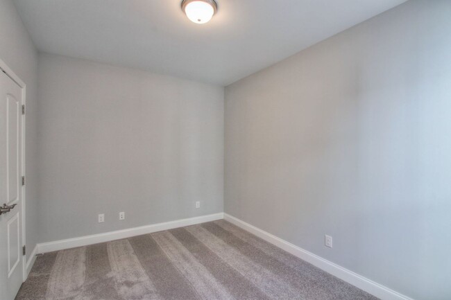 Building Photo - Well appointed Townhome