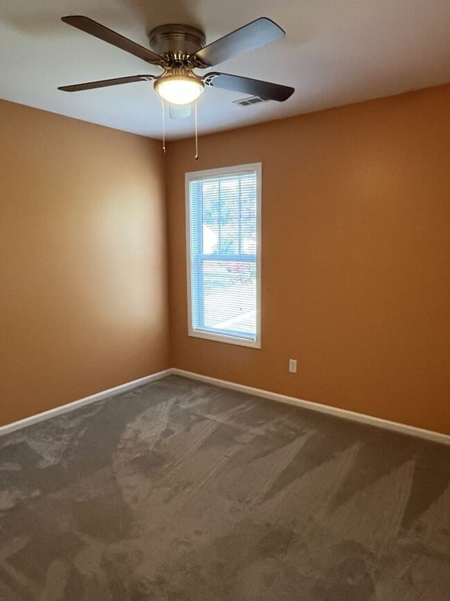 Building Photo - 3 Bedroom Corner Lot home with Great Backy...