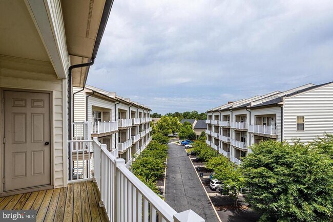 Building Photo - 7931 Crescent Park Dr