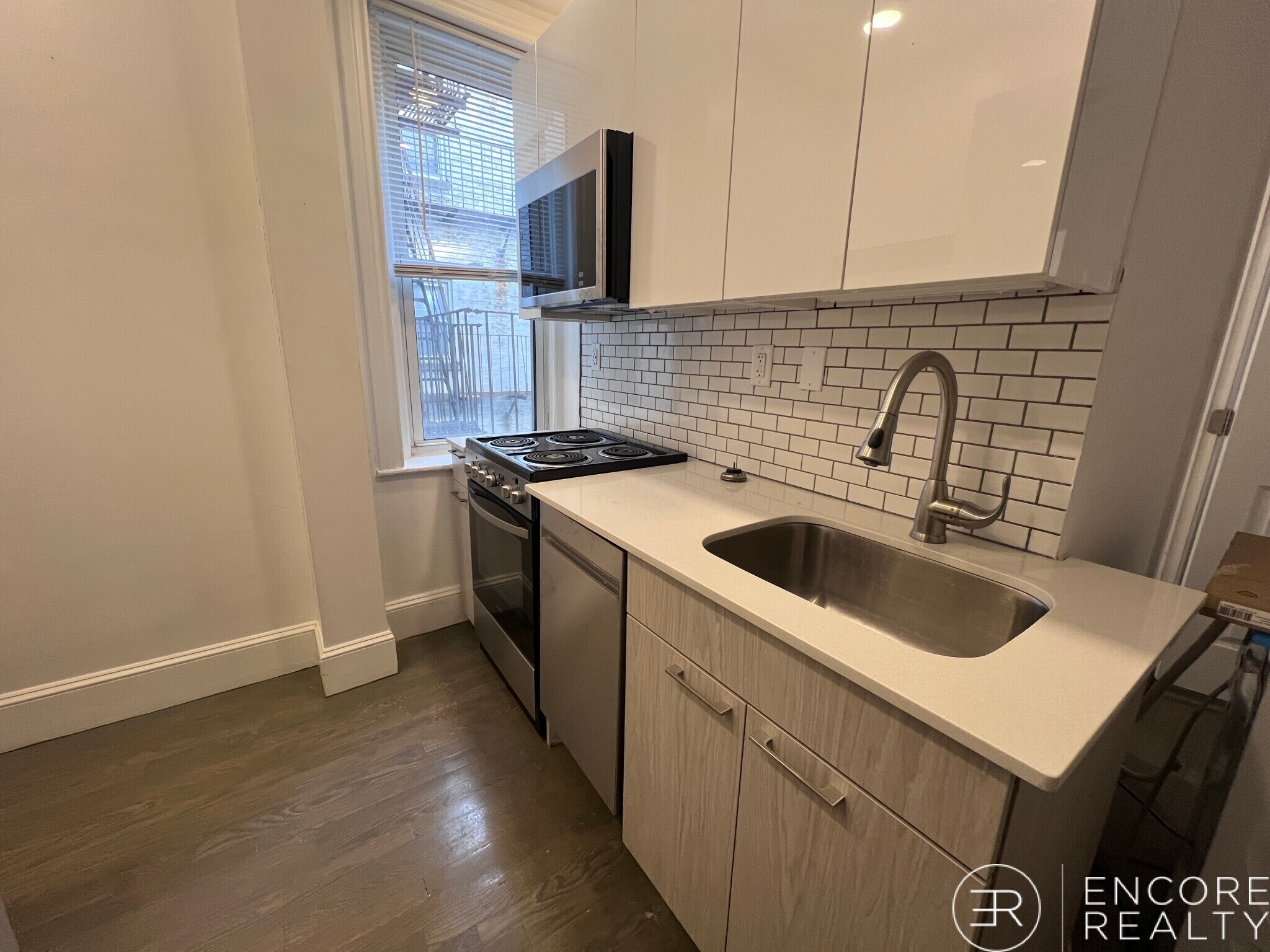 Building Photo - 65 Park Dr